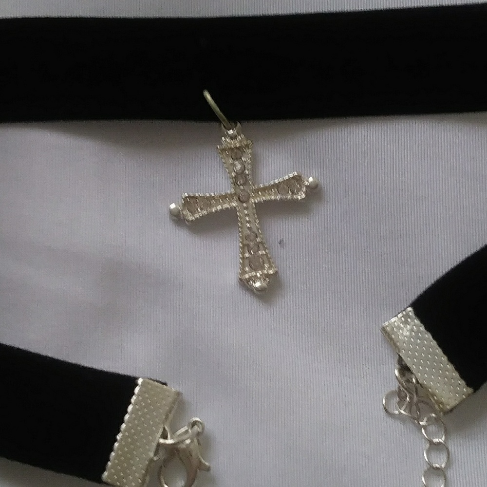 Choker w/cross